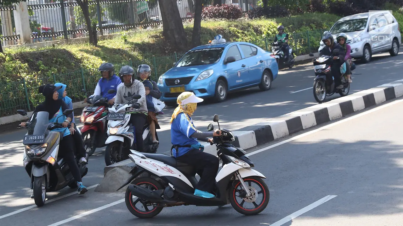 Pengendara Motor Melawan Arus di Jagakarsa