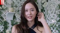Sementara Krystal Jung menarik perhatian dengan memadukan gaun tali halter berbahan dasar Ramskin dari Ralph Lauren Collection dengan pelana yang terinspirasi dari kuda. (Foto: Instagram/ wkorea_man)