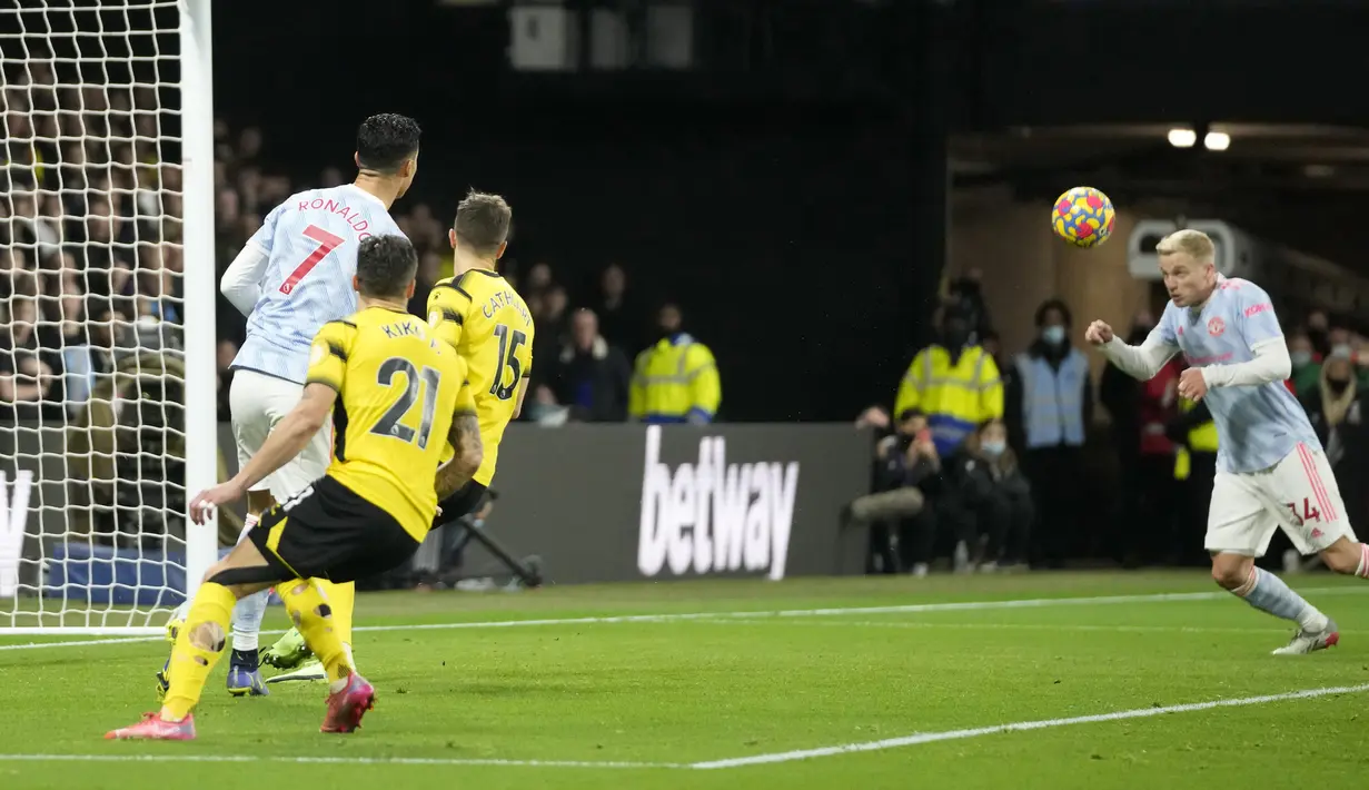 Pemain Manchester United Donny van der Beek (kanan) mencetak gol ke gawang Watford pada pertandingan sepak bola Liga Inggris di Vicarage Road, Watford, Inggris, 20 November, 2021. Watford menang 4-1. (AP Photo/Frank Augstein)