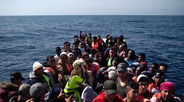 Naiki Perahu Karet, Pengungsi dan Imigran Ini Berniat Menuju Eropa