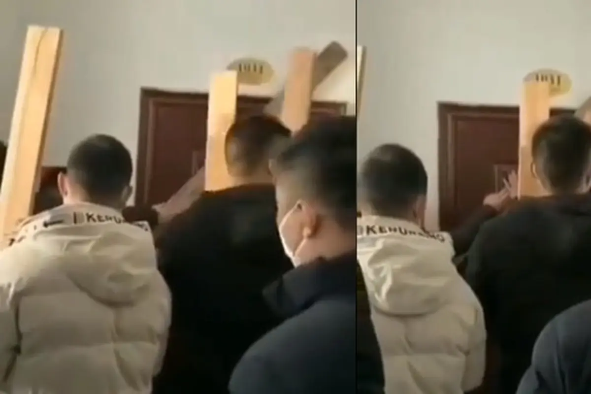 Pulang dari Wuhan, Video Pria Dikunci dalam Rumah Oleh Warga Ini Viral