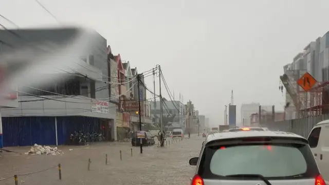 Sejumlah titik banjir muncul usai Jakarta diguyur hujan, salah satunya di kawasan Kelapa Gading, Jakarta Utara. (Ist)