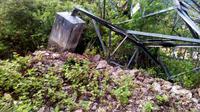 Salah satu tower transmisi Saluran Udara Tegangan Tinggi (SUTT) di Gorontalo, roboh akibat tanah longsor. (Liputan6.com/Yoseph Ikanubun)