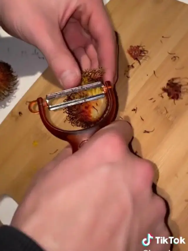 Kupas Rambutan Pakai Pengupas Kentang, Pria Ini Bikin Geregetan Warganet