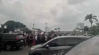 Lalu lintas di Tol Dalam Kota lumpuh imbas demo Apdesi di Depan Gedung DPR. (Liputan6.com/Radityo Priyasmoro)