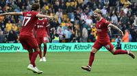 Pemain Liverpool Harvey Elliott (kanan) melakukan selebrasi usai pemain Wolverhampton Hugo Bueno mencetak gol bunuh diri dalam pertandingan sepak bola Liga Inggris di Stadion Molineux, Wolverhampton, Inggris, Sabtu (16/9/2023). Liverpool menang 3-1. (AP Photo/ Rui Vieira)