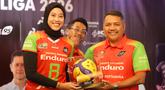 Bintang Jakarta Pertamina Enduro, Megawati Hangestri memberikan bola bertanda tangan seluruh pemain kepada petinggdi dari Pertamina di acara launching tim untuk kompetisi Proliga 2026 yang berlangsung di Enduro x Fastron Lounge, Gedung Oil Center, Thamrin, Jakarta Pusat pada Senin (05/01/2026).