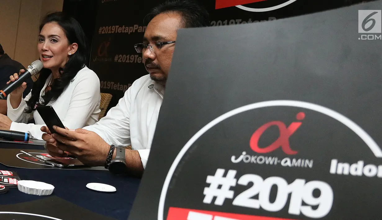 Ketua Nasional Tim Alpha, Rieke Diah Pitaloka bersama Ketum GP Anshor Yaqut Cholil Qaumas berbicara dalam peluncuran #2019TetapPancasila, Jakarta, Kamis (13/9). Tim Alpha komitmen mempertahankan Pancasila sebagai ideologi NKRI. (Merdeka.com/Arie Basuki)
