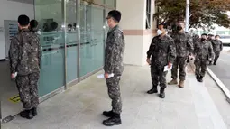 Tentara Korea Selatan antre untuk menerima dosis pertama vaksin virus corona COVID-19 AstraZeneca di Rumah Sakit Pusat Angkatan Bersenjata, Seongnam, selatan Seoul, Rabu (28/4/2021). Militer Korea Selatan mulai menjalani vaksinasi COVID-19. (Handout/South Korean Defence Ministry/AFP)