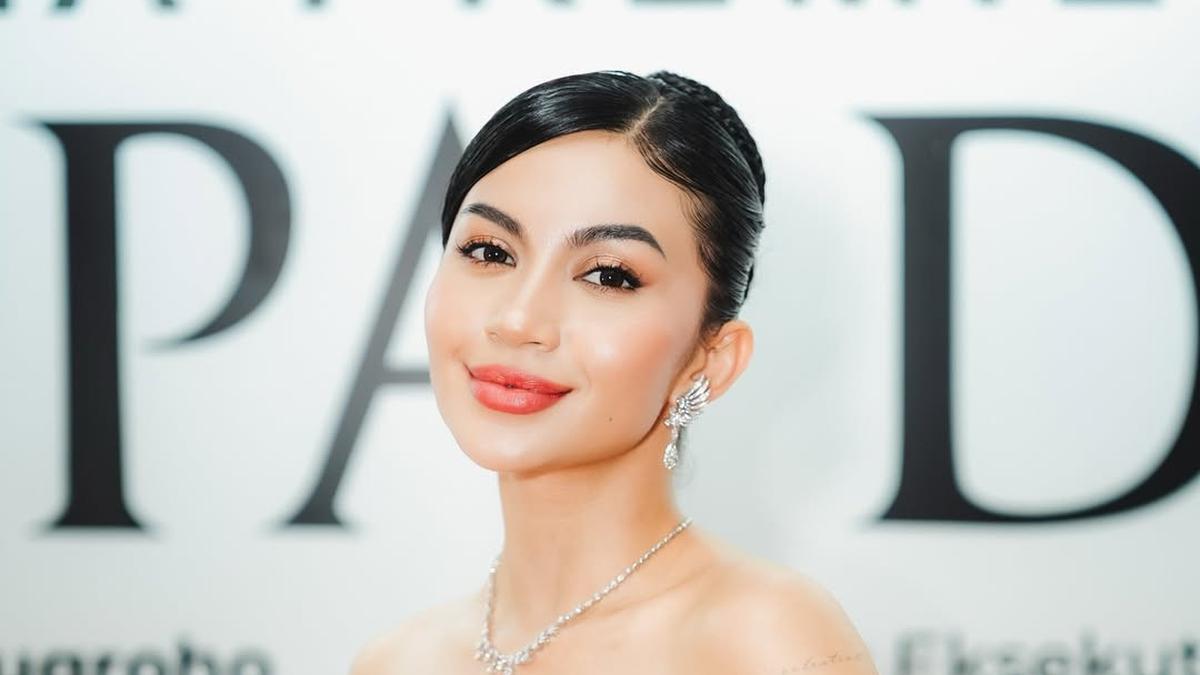 Konsisten Berwastra, Potret Ariel Tatum Tampil Memukau dalam Strapless Dress Wastra Modern di Gala Premiere Film Terbaru