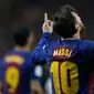 Penyerang Barcelona, Lionel Messi melakukan selebrasi usai mencetak gol ke gawang Sevilla di final Copa del Rey di stadion Wanda Metropolitano di Madrid (21/4). Barcelona menang 5-0.  (AP Photo / Paul White)