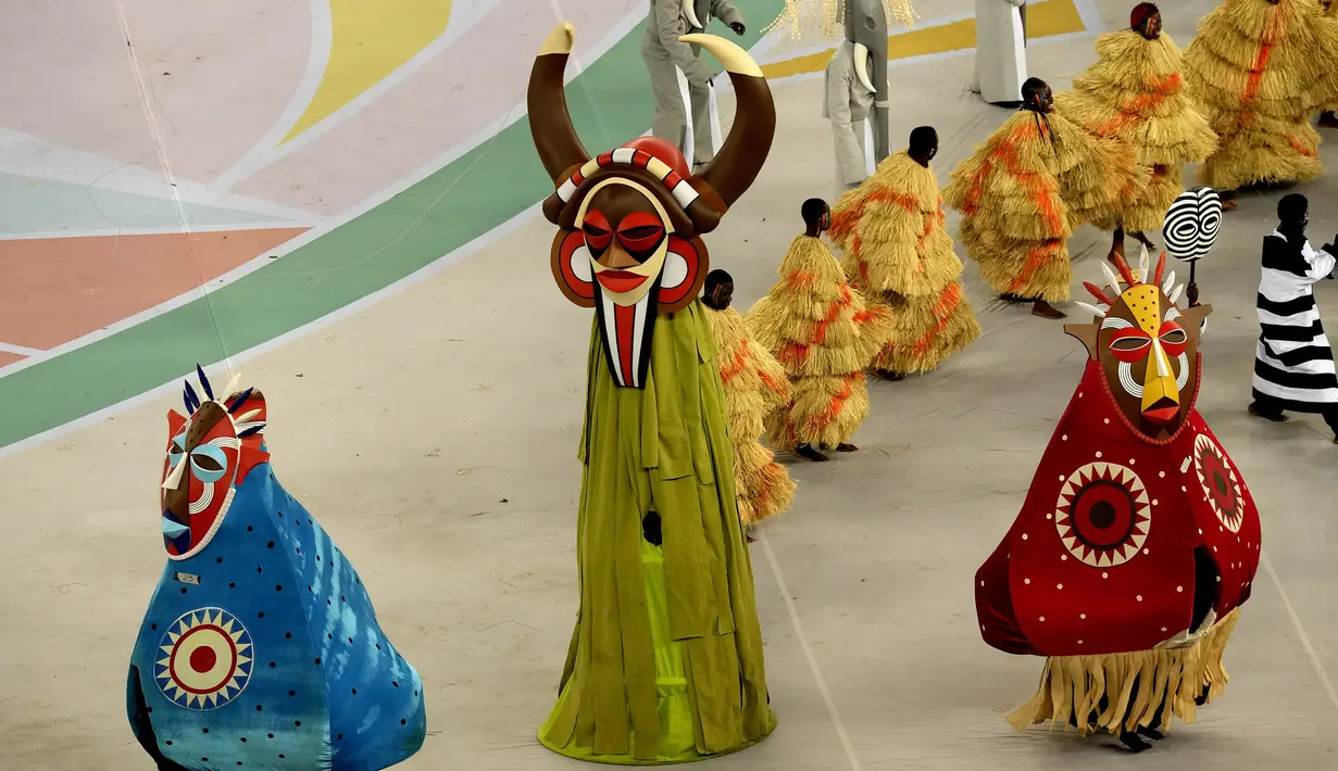 Pertunjukan seni dan kebudayaan Pantai Gading saat pesta pembukaan Piala Afrika 2023 yang berlangsung di Stadion Alassane Ouattara Olympic, Abidjan, Pantai Gading, Minggu (14/01/2024) dini hari WIB. (AP Photo/Sunday Alamba)