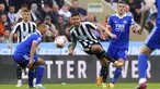 Gelandang Newcastle United Bruno Guimaraes (tengah) berebut bola dengan pemain Leicester City Jamie Vardy dan Youri Tielemans dalam laga pekan ke-37 Premier League 2022-2023 di St. James 'Park, Selasa (23/5/2023). (Owen Humphreys/PA via AP)