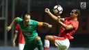 Kapten tim Sriwijaya FC, Yu Hyunko (kiri) berebut bola dengan penyerang Persija, Bruno Lopes saat lanjutan Liga 1 Indonesia di Stadion Wibawa Mukti, Cikarang Kab Bekasi, Jumat (16/6). Persija unggul 1-0. (Liputan6.com/Helmi Fithriansyah)