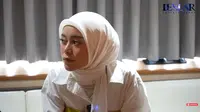 Ternyata memiliki kapal pesiar merupakan impian Rizky Billar. "Impian kakak dulu tuh kalau enggak punya pesawat, punya kapal," kata dia. Lesti hanya merespons datar ucapan suaminya. (Foto: YouTube/ Leslar Entertainment)