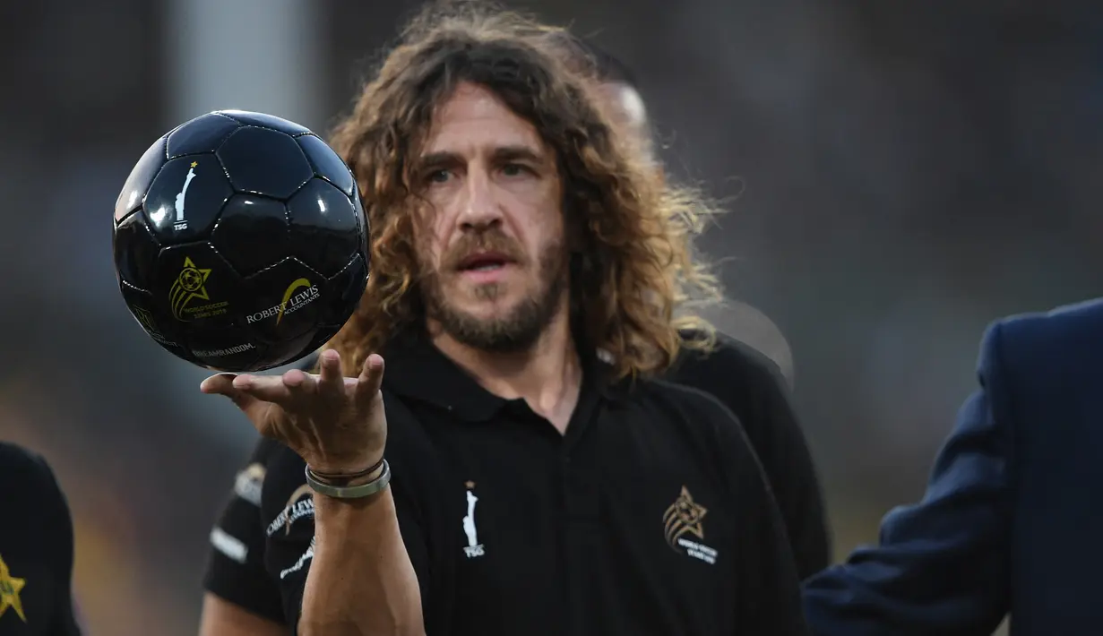 Carles Puyol. Eks bek tengah Barcelona ini pernah menjabat sebagai Wakil Direktur Sepak Bola Barcelona di bawah Andoni Zubizaretta hingga 2015. Pada September 2019 ia menolak tawaran posisi Direktur Olahraga Barcelona. Kini, ia berpeluang menjabat sebagai Direktur Teknik Barcelona. (AFP/Asif Hassan)
