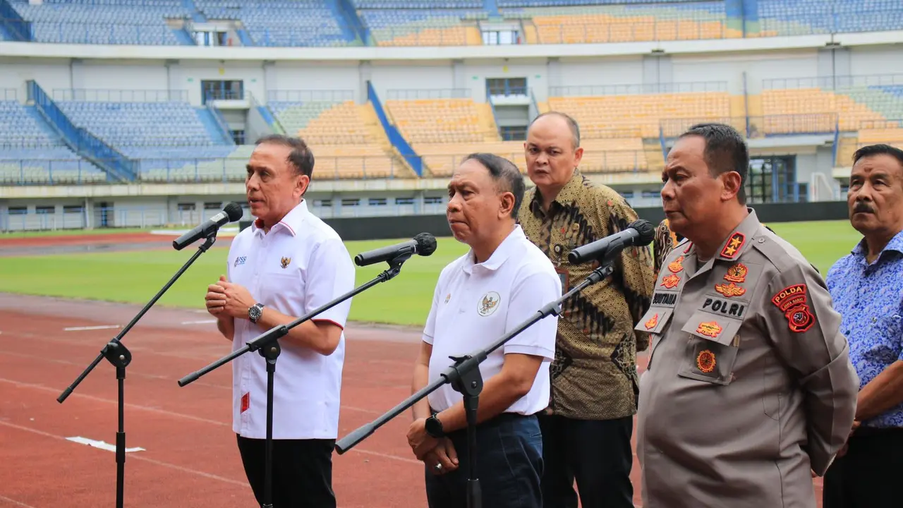 Ketua PSSI, Mochamad Iriawan meninjau Stadion Gelora Bandung Lautan Api (GBLA) bersama Menpora, Zainudin Amali.
