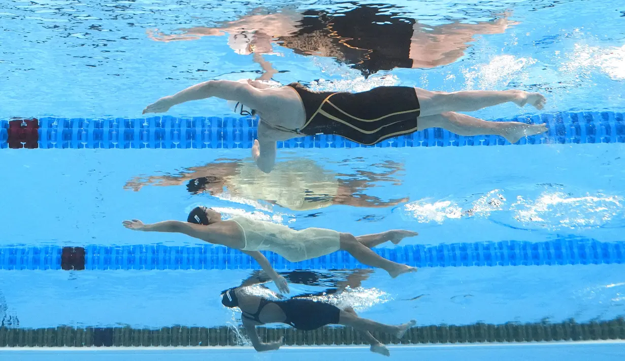 Perenang Indonesia, Masniari Wolf (tengah) berkompetisi pada nomor 100 meter gaya punggung putri Kejuaraan Akuatik Dunia di Doha, Qatar, 12 Februari 2024. (AP Photo/Lee Jin-man)