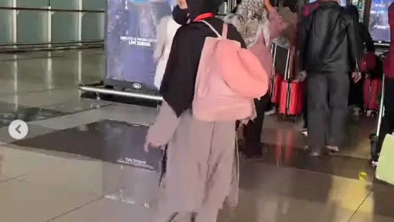 6 Potret Rara LIDA Antar Ibu Berangkat Haji, Perpisahan di Bandara Penuh Haru