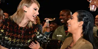 Kim Kardashian mengunggah sebuah foto di Instagram. Foto itu memperlihatkan dirinya yang tengah mengambil foto pantung lilin Kanye West yang tanpa busana. (Cosmopolitan)