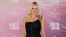 Meski sudah berusia 50 tahun, Pamela Anderson tetap memperlihatkan aura kecantikan saat menghadiri Rock My Swim Fashion Show di Paris, Sabtu (8/7). (AFP Photo)