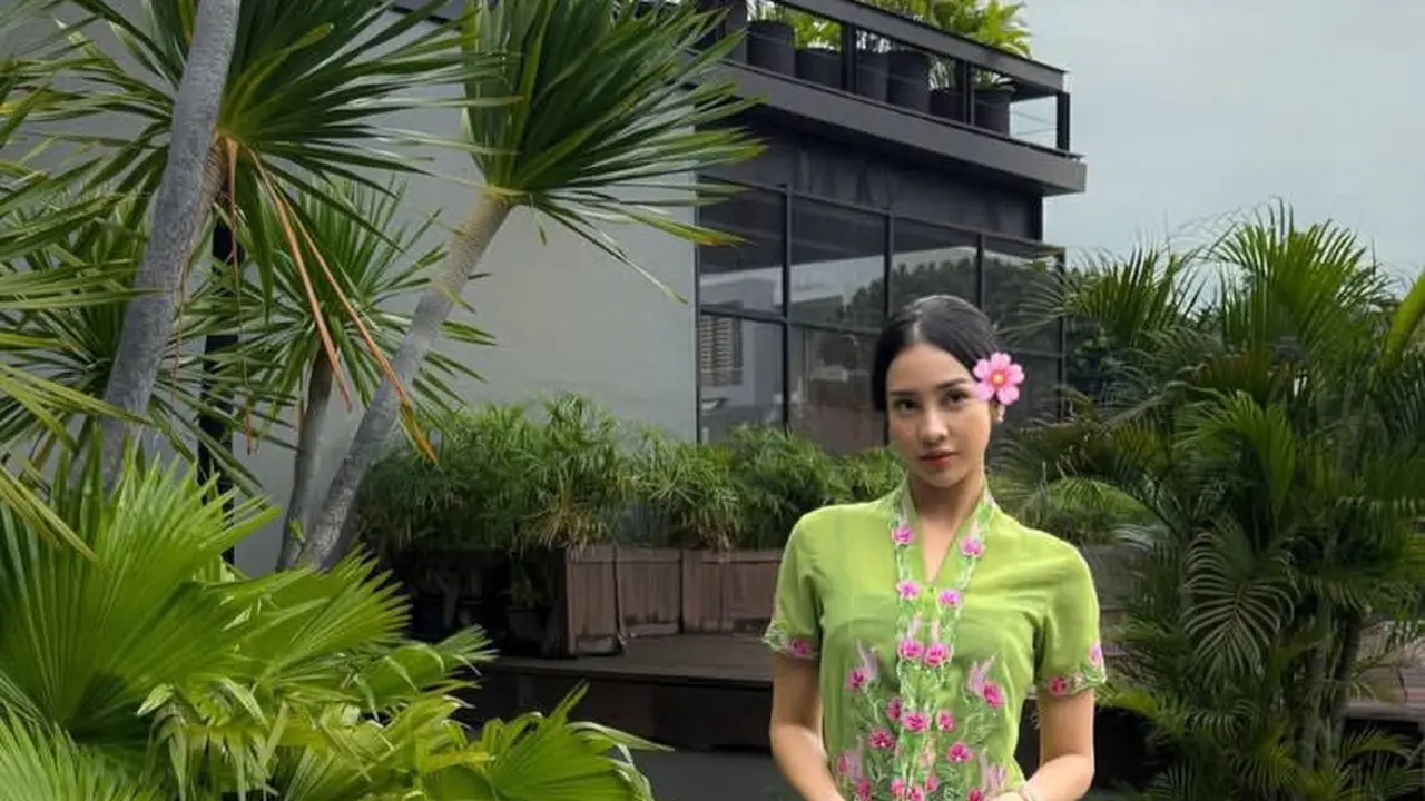 Pancarkan Pesona Kecantikan Indonesia, Gaya Anya Geraldine dalam Balutan Kebaya Encim Hijau Matcha