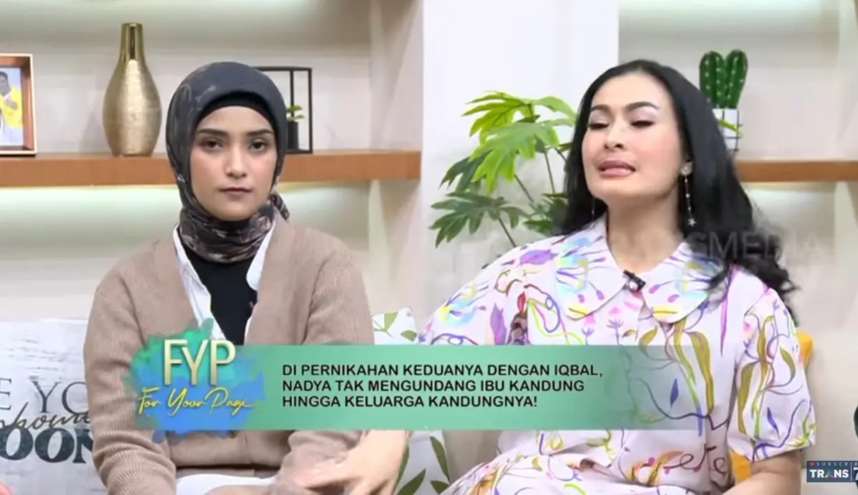 "Buat mama, minta doa restu buat aku dan Iqbal, semoga ini pernikahan yang sakinah mawadah warahmah. Mudah-mudahan kita bisa ketemu nanti ngobrol sama keluarga angkat juga untuk kebaikan semuanya," kata Nadya Mustika. [Youtube/TRANS7 OFFICIAL]