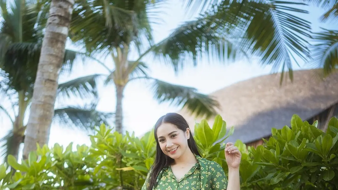 8 Outfit Liburan ke Bali ala Selebriti, Nagita Slavina hingga Maudy Ayunda