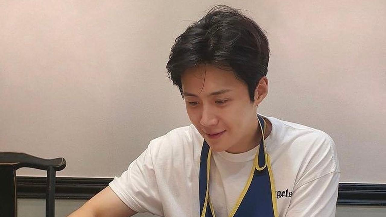 Kim Seon Ho di Unggahan Akun Stafnya