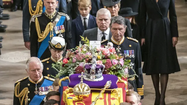 Haru Selimuti Prosesi Pemakaman Ratu Elizabeth II di Kastil Windsor