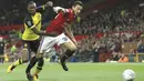 Pemain Manchester United, Matteo Darmian (kanan) berusaha melewati adangan pemain Burton Albion pada laga Piala Liga Inggris di Old Trafford, Manchester (20/9/2017). MU menang 4-1. (Martin Rickett/PA via AP)