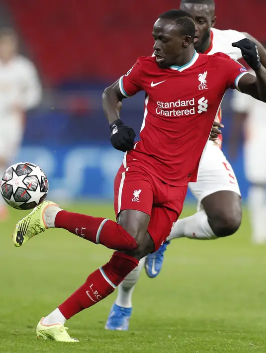 Penyerang Liverpool, Sadio Mane mengontrol bola saat bertanding melawan RB Leipzig pada pertandingan leg kedua babak 16 besar Liga Champions di stadion Puskas Arena, Budapest, Hongaria, Kamis (11/3/2021). Berkat hasil ini, Liverpool lolos ke babak perempat final. (AP Photo/Laszlo Balogh)