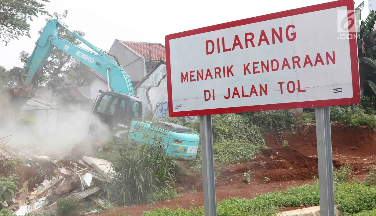 Alat berat meratakan tanah saat eksekusi lahan untuk proyek jalan Tol Cijago di kawasan Kukusan, Depok, Rabu (12/12). PN Depok kembali mengeksekusi 20 bidang lahan terkait proyek jalan tol Cijago Seksi II sepanjang 5,5 km. (Liputan6.com/Immanuel Antonius)