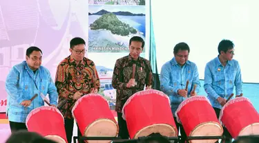 Presiden Jokowi (tengah) bersama Menkominfo Rudiantara (dua kanan), Ketua Umum PWI Margiono (kiri), dan Gubernur Sumbar Irwan Prayitno (kanan) memukul gendang saat HPN 2018 di Padang, Sumatera Barat, Jumat (9/2). (Liputan6.com/Pool/Biro Setpres)