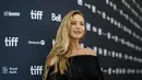 Jennifer Lawrence berpose saat menghadiri pemutaran perdana " Causeway " selama Toronto International Film Festival di Toronto Sabtu (10/9/2022). Nomor mencolok dari Dior Haute Couture menggantung di bahu aktris. (Cole Burston/The Canadian Press via AP)