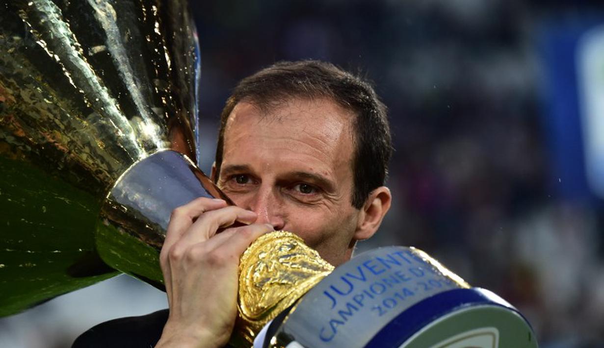  Pelatih Juventus, Massimiliano Allegri dengan bangga mencium sucudetto yang sukses diraihnya (AFP PHOTO / GIUSEPPE CACACE)
