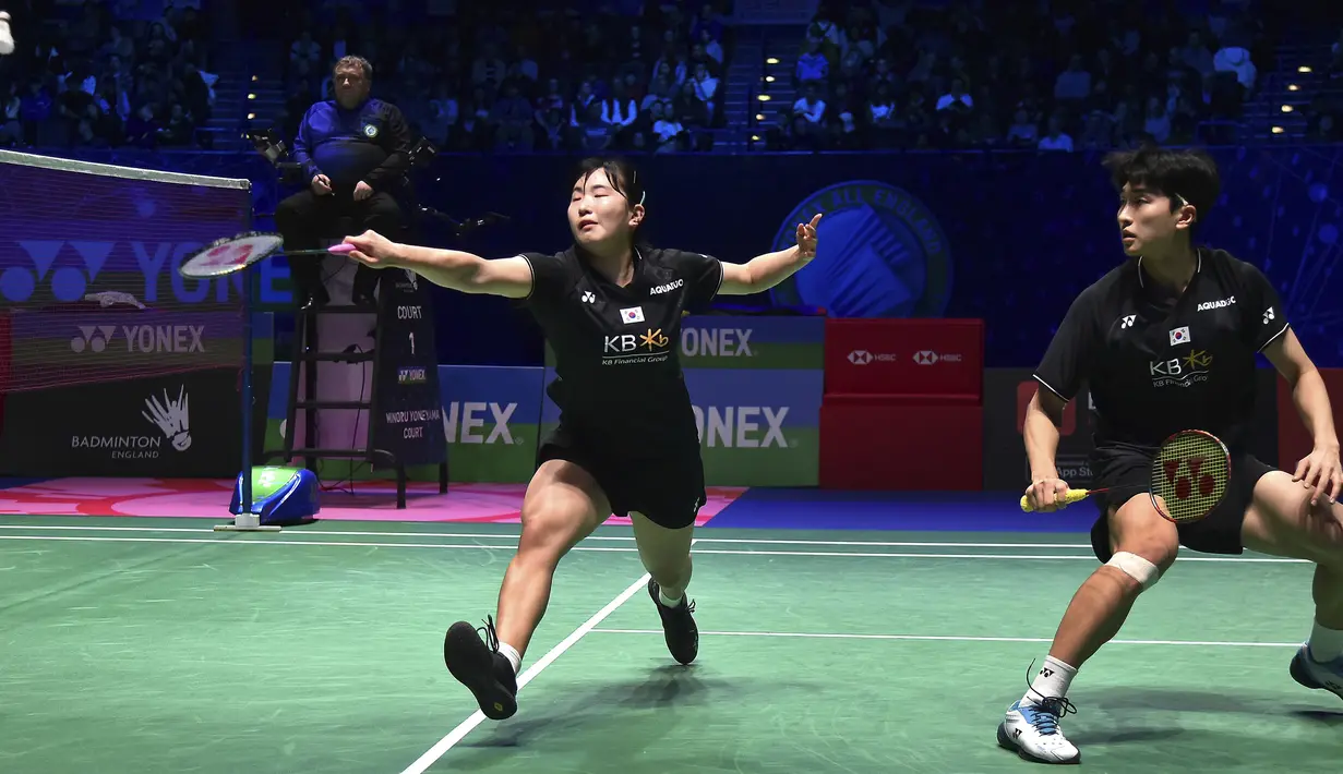 Pebulu tangkis ganda campuran Korea Selatan, Kim Won Ho/Jeong Na Eun berlaga pada semifinal All England 2023 melawan rekan senegaranya, Seo Seung Jae/Chae Yu Yung di Utilita Arena, Birmingham, Inggris, 18 Maret 2023. Kim/Jeong sukses masuk top 10 dunia meski harus terhenti di babak semifinal dengan skor 14-21, 26-28. Mereka kini berada di urutan ke-9, atau naik tiga peringkat. (AP Photo/Rui Vieira)