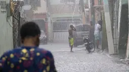Badai Tropis Franklin melanda Republik Dominika dann Haiti. Pihak berwenang memperingatkan penduduk di dua negara Karibia yang berbagi pulau Hispaniola untuk bersiap menghadapi tanah longsor dan banjir.  (AP Photo/Ricardo Hernandez)
