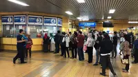 Antrean panjang pembelian tiket kertas terjadi di Stasiun Gondangdia. (Liputan6.com/Shinta Sinaga)