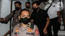 Ajudan Irjen Pol Ferdy Sambo, Bhayangkara Dua Richard Eliezer Pudihang Lumiu atau Bharada E (baju hitam) berjalan keluar usai pemeriksaan di Kantor Komnas HAM, Jakarta, Selasa (26/7/2022). Adapun Komnas HAM sebelumnya memanggil sekitar tujuh ajudan Ferdy Sambo, termasuk Bharada E terkait tewasnya Brigadir J alias Nofriansyah Yosua Hutabarat. (Liputan6.com/Johan Tallo)