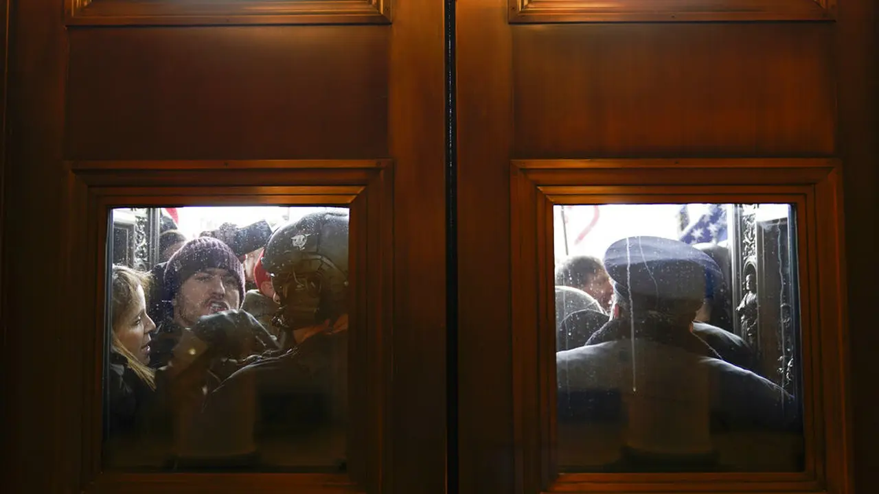 FOTO: Kepanikan Dalam Gedung Capitol Hill AS saat Diserbu Massa