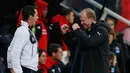 Pelatih Newcastle, Steve McClaren (kanan) bergembira usai Georginio Wijnaldum mencetak gol kedua untuk Newcastle pada lanjutan Liga Inggris di Stadion St James' Park, Inggris (6/12). Newcastle menang atas Liverpool dengan skor 2-0. (Reuters/Lee Smith)