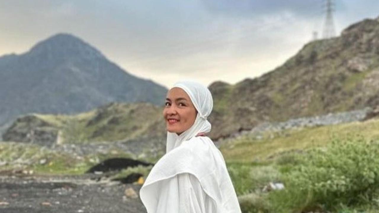 Absen dari Layar Kaca, Intan Nuraini Bagikan Momen Umroh bersama Keluarga