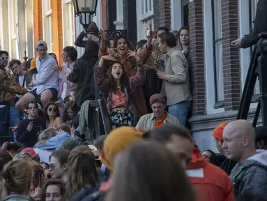 Warga merayakan Hari Raja di pusat Kota Amsterdam, Belanda, Selasa (27/4/2021). Warga berkumpul di kota-kota seluruh Belanda untuk menandai ulang tahun Raja Willem-Alexander. (AP Photo/Peter Dejong)
