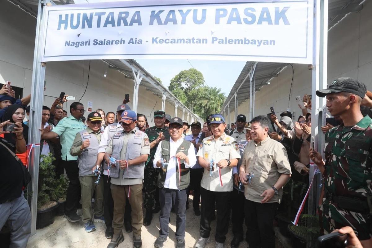 Mendagri Tito Karnavian saat meninjau pembangunan Hunian Sementara (Huntara)