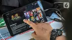 Warga nonton film  Indonesia di salah satu aplikasi perangkat elektronik di Jakarta, Selasa (5/5/2020). Kemenparekraf mengajak masyarakat untuk menonton film-film Indonesia dalam mengisi waktu bekerja dari rumah atau work from home (WFH). (Liputan6.com/Faizal Fanani)