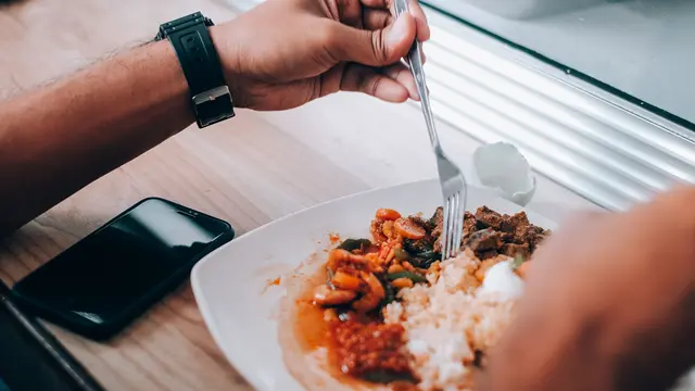 Ilustrasi Makan Sendirian