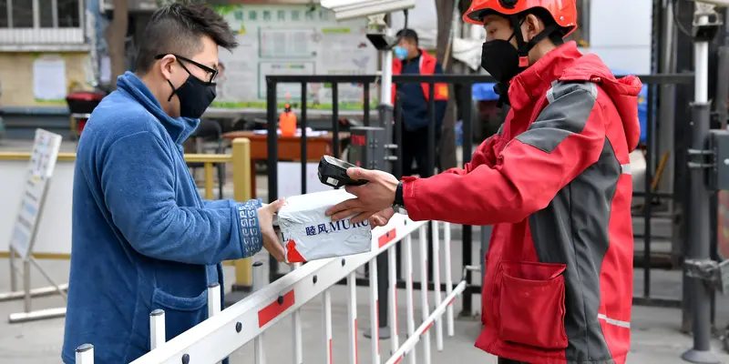 Kurir Barang di Tengah Krisis Virus Corona