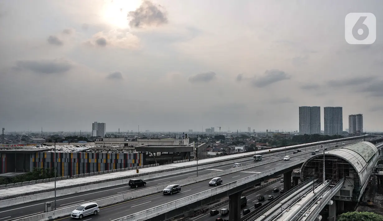 Arus kendaraan melintas di ruas Tol Layang Jakarta-Cikampek, Bekasi, Jawa Barat, Kamis (30/12/2021). Plt Kabagops Korlantas Polri Kombes Pol Dodi Darjanto mengungkapkan jumlah kendaraan yang meninggalkan Jakarta mengalami kenaikan 7,8 persen menjelang tahun baru 2022. (merdeka/com/Iqbal S Nugroho)
