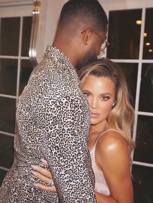 "Pertandingan NBA akan mulai pada 14 April. Dan jika Khloe belum juga melahirkan, ini membuatnya benar-benar stres," lanjut sumber. (instagram/khloekardashian)